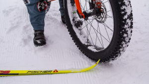 En fatbike, eller tjockcykel som det ibland kallas på svenska, är en terrängcykel som lämpar sig för vintercykling. en skida och en tjockcykel i skidspåret