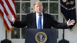 Donald Trump under sitt tal utanför Vita huset. Donald Trump håller tal utanför Vita huset.