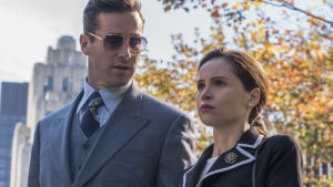 Par i rätten. Armie Hammer spelar den feministiska drömmannen. Paret Martin och Ruth Ginsberg på väg till rätten.