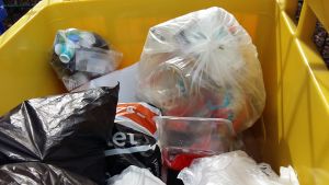 Finländarna kunde bli mycket bättre på att sortera sitt plast. Plastskräp i gul plasttunna.