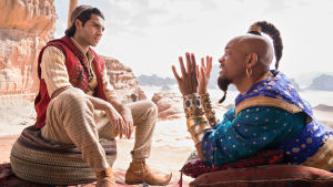 Aladdin (Mena Massoud) och Anden i flaskan (Will Smith). Aladdin (Mena Massoud) lyssnar då anden i flaskan (Will Smith) talar.