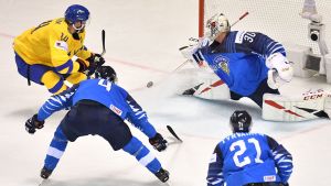 Kevin Lankinen gör en viktig parad mot Tre Kronor. Kevin Lankinen gör en viktig parad mot Tre Kronor.