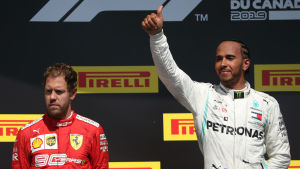 Kyligt värre på podiet. Sebastian Vettel surar och Lewis Hamilton ler.