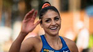 Nooralotta Neziri fick till det på 100 meter. Nooralotta Neziri ler och vinkar