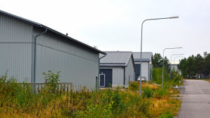 På måndag var det igen lugnt på Ölstens industriområde. Väg och industrihallar.