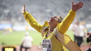 En tårögd Kelsey Lee-Barber fick fira VM-guld. Kelsey-Lee Barber jublar med händerna i luften.