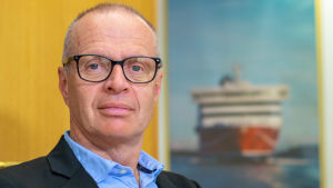 Målsättningen är att alla säkerhetsnummer ska vara fyllda med behörig personal, säger Cinderellas befälhavare Jan-Tore Thörnroos. Porträtt av Viking Cinderellas fartygschef Ja-Tore Thörnroos. Bilden är tagen inomhus och i bakgrunden syns en inramad bild av ett Vikinglines farttyg.