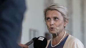 Kristdemokraternas gruppordförande Päivi Räsänen anser att man måste beakta det ofödda barnets rättigheter. Riksdagsledamot Päivi Räsänen intervjuas av medier i riksdagen.