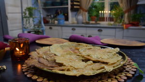 Injera lettuja lautasella keittiössä