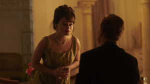 Prinsessan Margarets (spelad av Helena Bonham Carter i The Crowns tredje säsong) vänsterprassel ledde verkligen till att hennes äktenskap sprack. En festklädd kvinna i en dunkel salong lutar sig fram mot en sittande man.