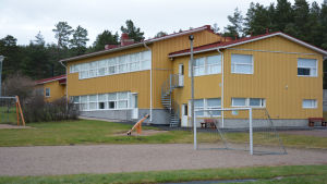 Skolgården i Träsk får mycket beröm av föräldrar till elever och andra Houtskärsbor. Träsk skola i Houtskär.