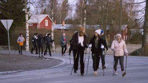 I Korsholm har eleverna fått ersätta skidåkning med stavgång – någonting som tagits emot med blandade reaktioner. Högstadieelever ute på stavgång.