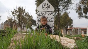 En syrisk flyktingpojke på en begravningsplats i Sarmada, Idlib, där flyktingfamiljer sökt skydd i ett bönerum. En syrisk flyktingpojke på en begravningsplats i Sarmada, Idlib, där flyktingfamiljer sökt skydd i ett bönerum.