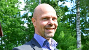 Sjundeås tekniska direktör Markus Moisio vill att invånarna kontaktar tekniska sektorn eller politikerna i stället för att skriva på sociala medier. Då blir de medvetna om problemen i kommunen. Arkivbild. Man utomhus