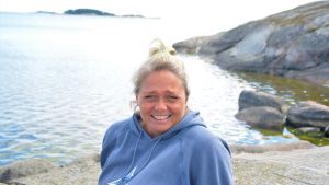 Ilse Klockars lägger stor vikt vid säkerheten då hon lär ut paddling med kajak. Kvinna på klipphäll