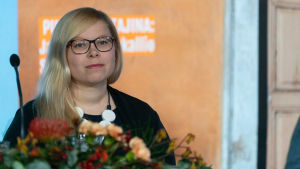 Saara Hyrkkö från De gröna har suttit två perioder i Esbos stadsfullmäktige. Saara Hyrkkö Vihreiden puoluekokouksessa.