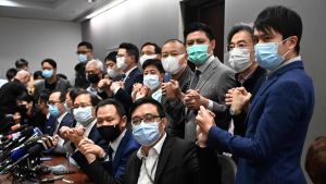 De prodemokratiska parlamentarikerna i Hongkong poserade för fotograferna under en presskonferens på onsdagen där de meddelade att de hoppar av. De prodemokratiska parlamentarikerna i Hongkong poserade för fotograferna under en presskonferens på onsdagen där de meddelade att de hoppar av.
