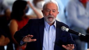 Lula da Silva ser politiska motiv bakom domstolarnas beslut då de dömde honom till fängelse. Här talar han i Sao Bernardo do Campo 10.3.2021, och säger att han blivit offer för den största juridiska lögnen på 500 år i Brasiliens historia.si Lula da Silva talar i Sao Bernardo do Campo 10.3.2021. Han sa sig ha blivit offer för den största juridiska lögnen på 500 år i Brasiliens historia.