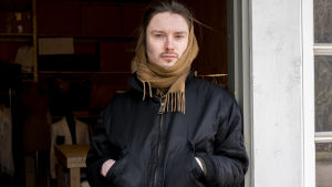 Funktionella arbetskläder till både fysiskt arbete och möten vid skärmen. Här ledorden till Jonathan Ingbergs första kollektion, som nu går in i produktionsskedet. Jonathan Ingberg är kläddesigner, bosatt i Täkter, Ingå, Västnyland. Porträtt utanför hans syatelje på Hinders gård.