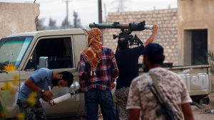 Efter revolutionen 2011 har rebellerna splittrats i många små grupper. Efter regimens fall finns gott om vapen i omlopp i landet. En grupp krigare laddar ett antipansarvapen under strider utanför Tripoli.