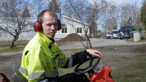 Jonas Käldqvist gillar att köra gräsklippare