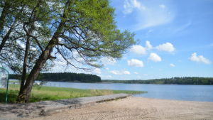 Den nya bryggan ska placeras vid det befintliga landfästet. Knipnäs badstrand