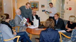 Föräldrar i Snappertuna, Västerby och Klinkbacka skolor samlade över 3 000 namn. En grupp vuxna sitter vid ett bord och tittar i en mapp.