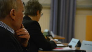Ovanligt många satt med telefonerna framme under mötet för att följa med Salomötet som sändes direkt. Personer på möte.