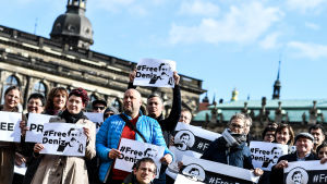 Demonstranter i Dresden i Tyskland krävde den 2 mars att Deniz Yücel släpps. Demonstranter i Dresden, Tyskland, kräver den 2 mars 2017 att turkiska myndigheter ska släppa den fängslade tysk-turkiska journalisten Deniz Yücel. De håller skyltar där det står "Free Deniz".