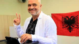 Edi Rama i sin vallokal på söndagen. Socialistiska partiets ledare Edi Rama röstar i parlamentsvalet.