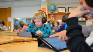 Hugo Högbacka tycker inte att det är svårt med pekplattor. Men det finns många knappar att memorera. Hugo Högbacka får använda pekplatta redan under sina första skoldagar i Yttermalax skola.