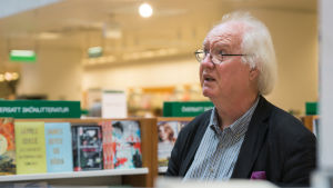 Stig-Björn Nyberg tittar ofta in på Akademen, även efter pensioneringen år 2010. Akateemisen kirjakaupan entinen johtaja Stig-Björn Nyberg