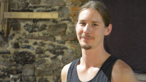Jarl Hohenthal utbildade sig till glasblåsare vid Riksglasskolan i Sverige. Grundskolan gick han i Dalsbruk. Ung man i ärmlös skjorta.