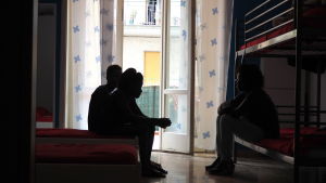 Antonia Godwin, till höger, är kulturell medlare och hjälper Mercy och andra nigerianska flickor att komma vidare i livet. Nigerianska offer för människohandel på ett skyddshem i Catania.