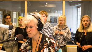 Programledare Frida Frankenhaeuser visar hur man kör ut sändningen. Ungdomar följer med hur radiosändning görs i Yle Östnyland.