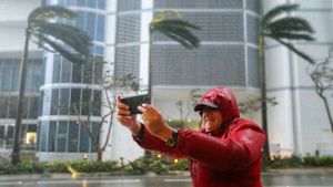En man tar en selfie i centrum av Miami den 10 september 2017. Orkanen Irma drar in över Miami, Florida den 10 september 2017.