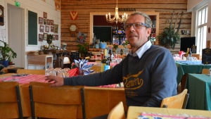 Kansakoulu har marknadsförts nästan enbart i sociala medier men haft mellan 7000 och 8000 besökare på bara några månader, uppger Tamminen. Man sitter i restauranglokal.
