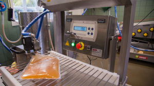 Den pastöriserade musten tappas på påsar - tre kilo per påse. Bag in box förpackning fylls med äppelmust.