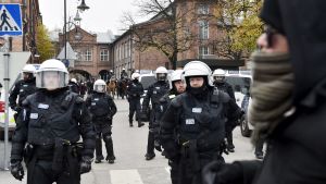 Poliser upprätthåller ordningen i Tammerfors där den Nordiska motståndsrörelsen och motdemonstranter marsherar.