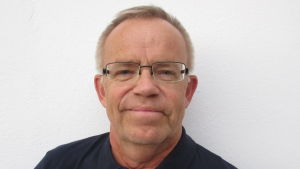 Ensamhetsforskare och professor Peter Strang har också skrivit böcker om ensamhet, bland annat "Att höra till. Om ensamhet och gemenskap". peter strang