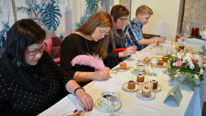 I juryn sitter företagare Birgitta Palmqvist, museichef Marina Catani, kostservicechef Birgitta Creutziger och skoleleven och tårtexperten Walter Kovanen jury smakar på runebergstårtor i runebergs hem