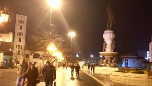 Jag träffar den unge mannen som inte vill kompromissa med Grekland sent på kvällen i Skopje. Gatubild från Skopje en mör och sen kväll då många mänskor är ute på stan men stämningen är lugn