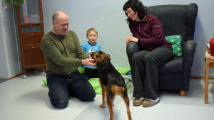 Hunden Emilia hemma i Kouvola med Brent Hasty, Eeva Patrakka och sonen Max, 3 år. Gatuhunden Emilia från Sankt Petersburg har flyttat in hos Brent Hasty och Eeva Patrakka i Kouvola. Sonen Max är 3 år.