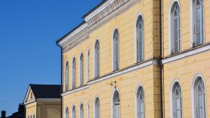 Borgå gymnasium följer den nationella trenden. Studenterna skriver allt oftare lång matematik och andra ämnen som ger många poäng. Bild på Borgå gymnasium.