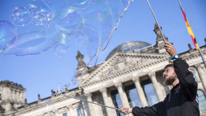 Det tyska parlamentet Bundestag i bakgrunden. Den tyska parlamentsbyggnaden, Bundestag