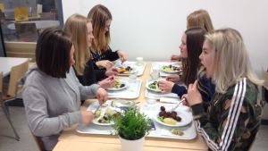 Fiskbullar och potatis är en av favoriträtterna i Källhagens skola. Skolelever äter skollunch i Källhagens skola i Virkby.