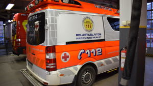Det kan ta längre tid för ambulanser och polisbilar att anlända, om inte personalbristen vid nödcentralerna lättar. En ambulans.