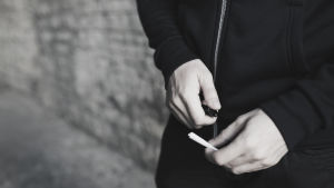 Brotten som helhet minskar i Västnyland, men narkotikabrotten är på samma nivå som tidigare. Hand som håller i en cannabisjoint.
