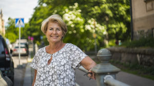 Nina Tallberg bor själv vid Parkgatan. Hon tycker byggnaden på Parkgatan 4 ser lite sliten ut och berättar att dess grannhus håller på att totalrenoveras som bäst. "Det kommer att bli en flagrant skillnad när det putsats upp men det andra huset står kvar som det är nu". Nina Tallberg, som bor i Brunnsparken i Helsingfors, på gatan utanför huset vid Parkgatan 4.