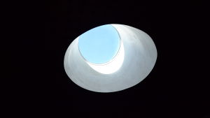 Kai Kartio är mycket nöjd med det nya museet. Ett runt fönster i taket genom vilket man ser blå himmel.